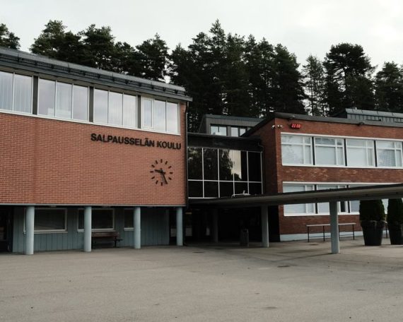 Discover the modern architecture of Salpausselän Koulu in Lahti, Finland captured from an outdoor perspective.